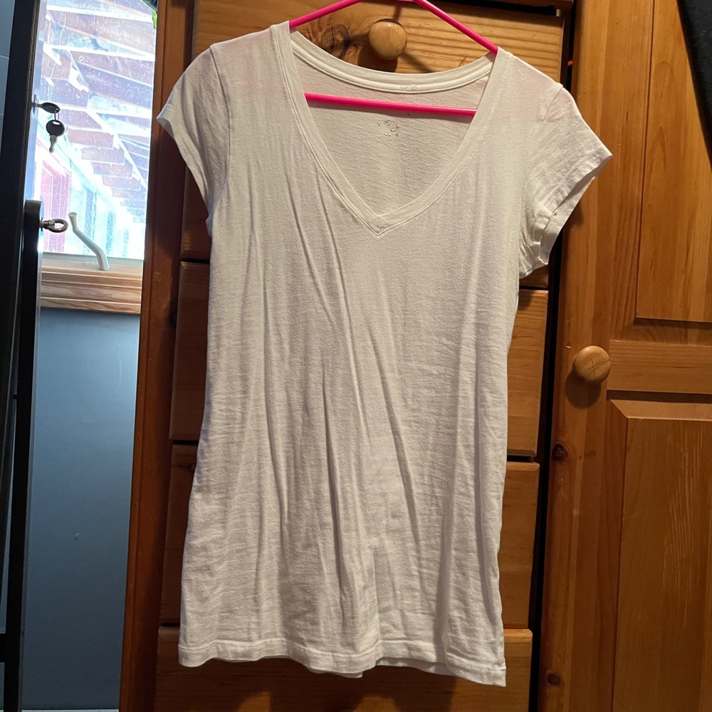 White v neck fitted tee